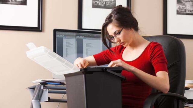 domentos empresarilales que no pueden ser eliminados foto de mujer ordenando